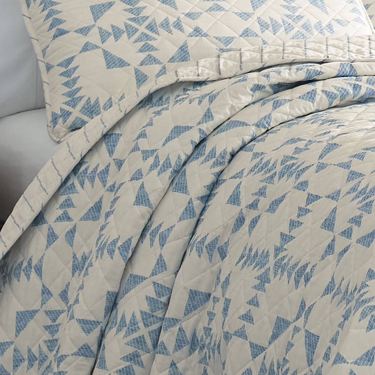 Eddie Bauer Arrowhead 136 Thread Count Reversible Quilt Set Promo ???? Eddie-Bauer Bed Eddie Bauer Arrowhead 136 Thread Count Reversible Quilt Set ???? -Donna Sharp Shop unnamed file 293